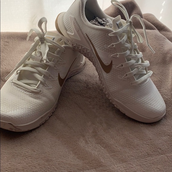 Sexy but basic Nike shoes - Picture 2 of 4